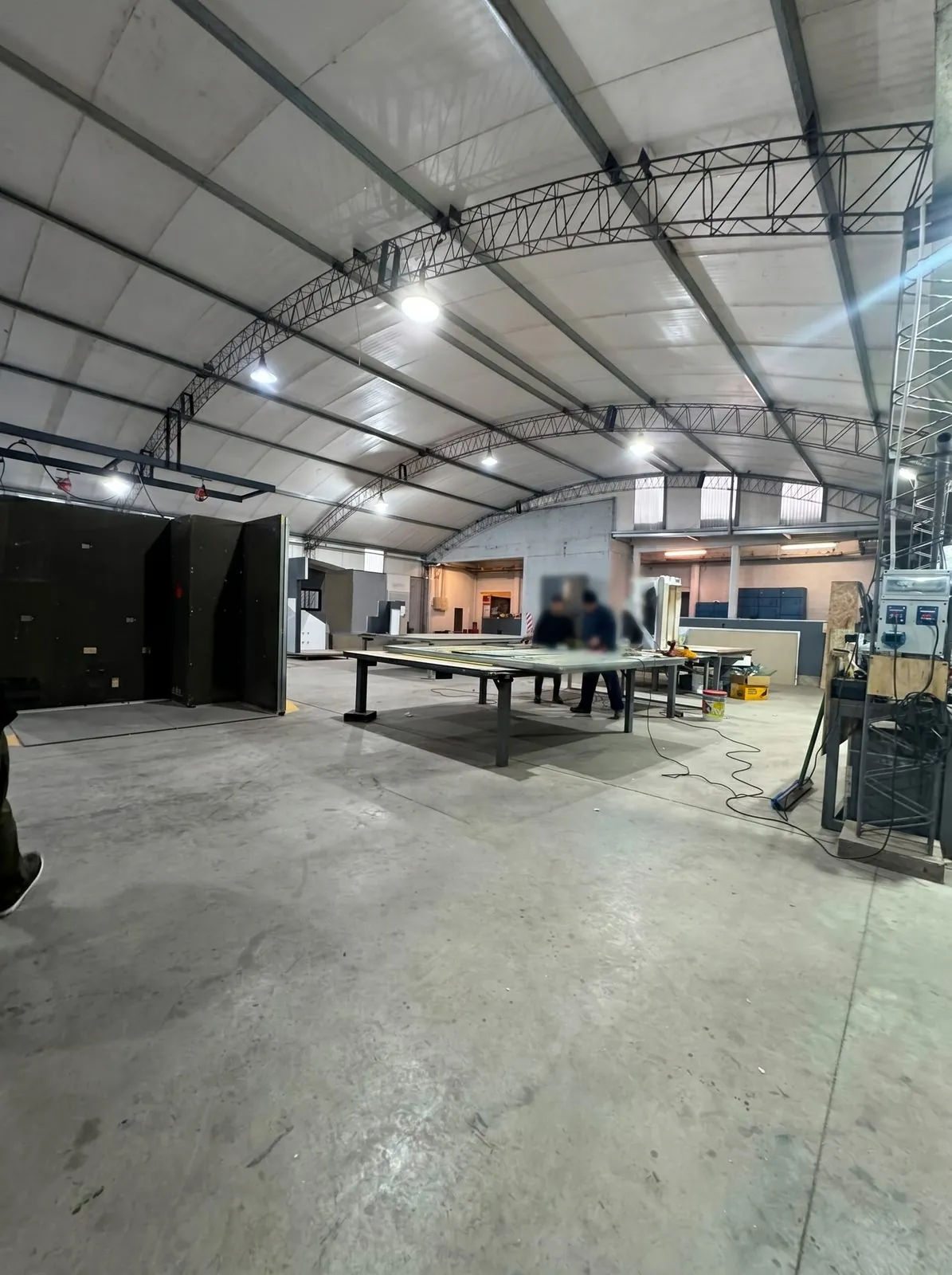 Nave de producción con mesas de ensamble